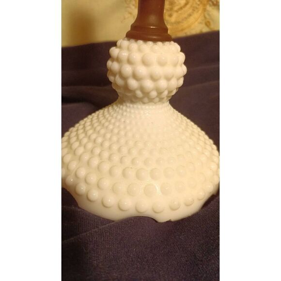 Vintage hobnail milk glass table/bed lamp 14 inches high 6 in wide in excellent - Picture 2 of 8